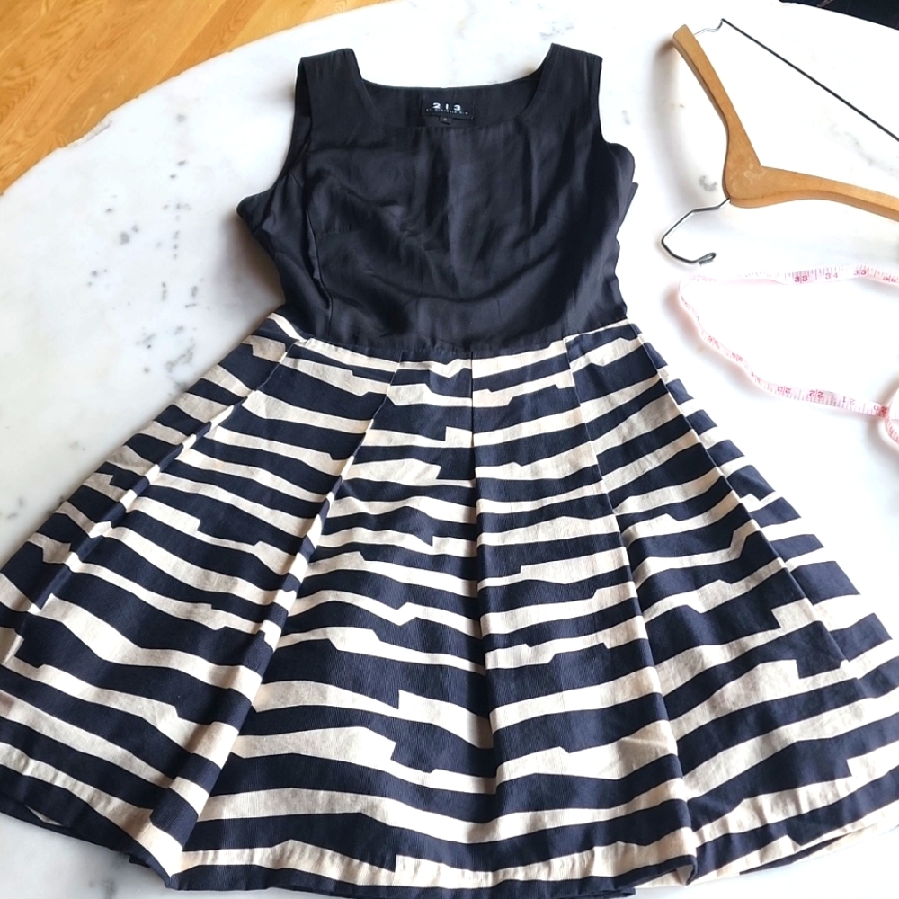213 by Michelle Kim Black & Ivory Striped Fit Flare Pleated Dress Size Small